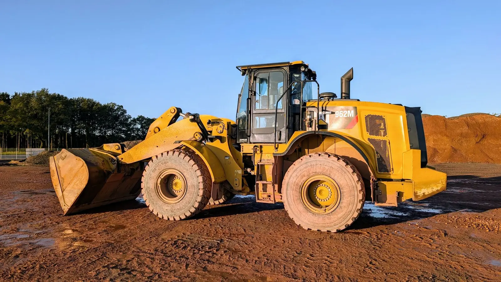 Cargadora de ruedas Caterpillar en un patio de material