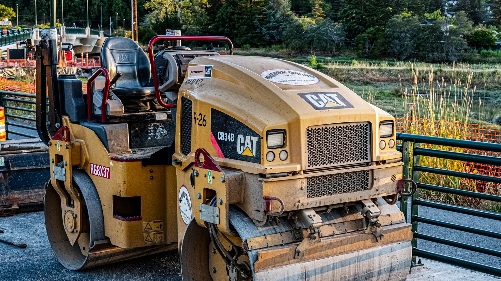 Rodillo compactador Caterpillar en una vía
