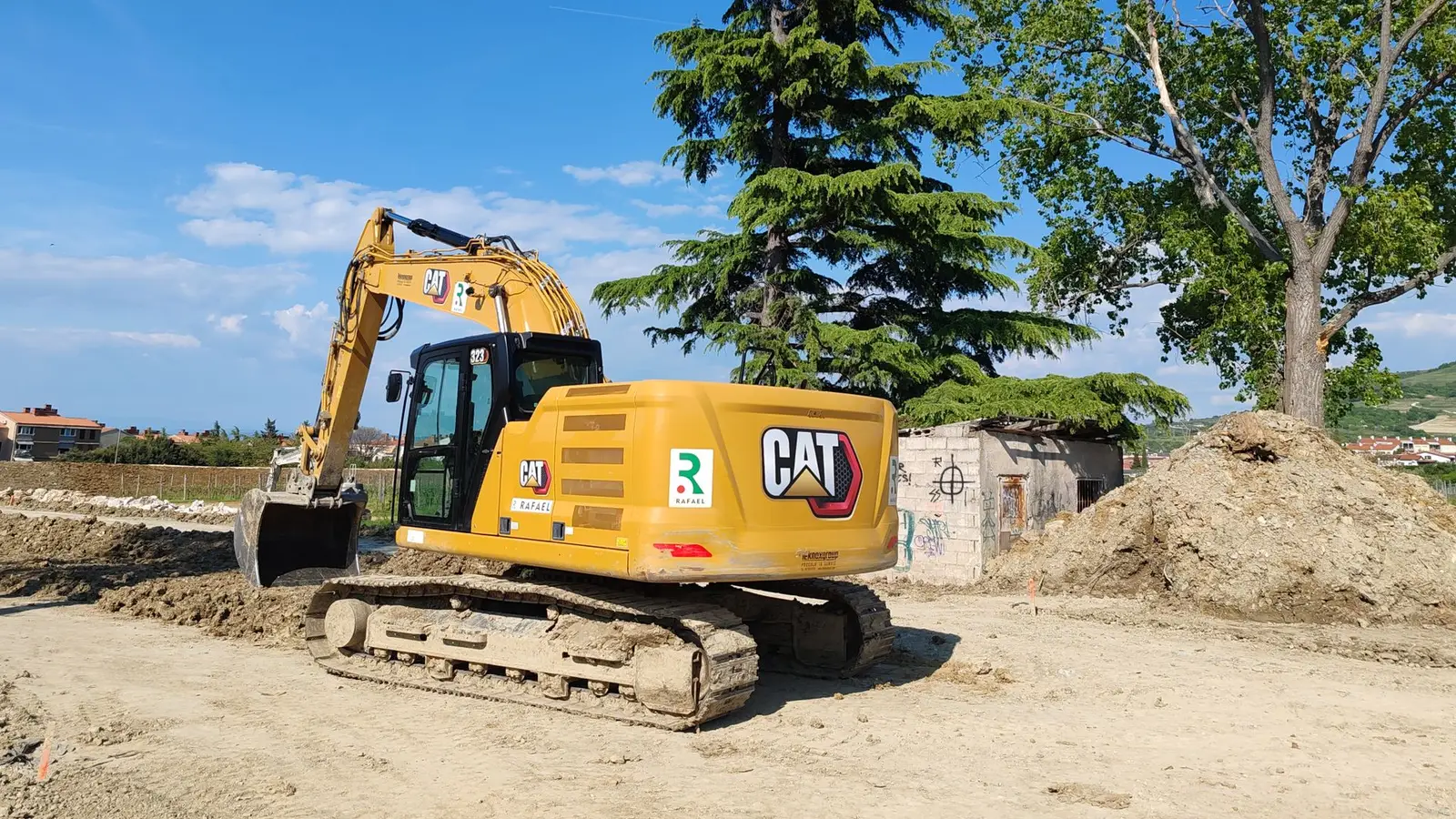 Excavadora Caterpillar trabajando en obra