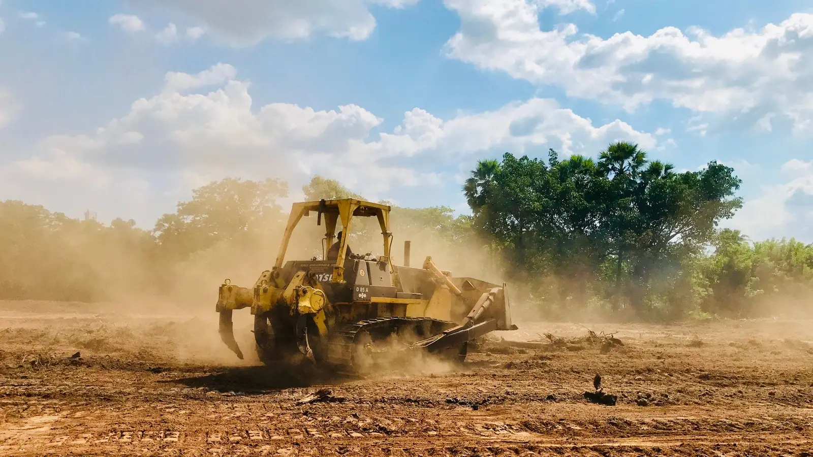 Tractor de oruga empujando material en un terreno