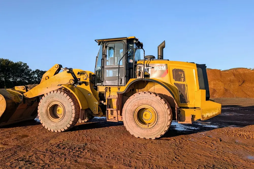 Cargadora de ruedas Caterpillar en un patio de material