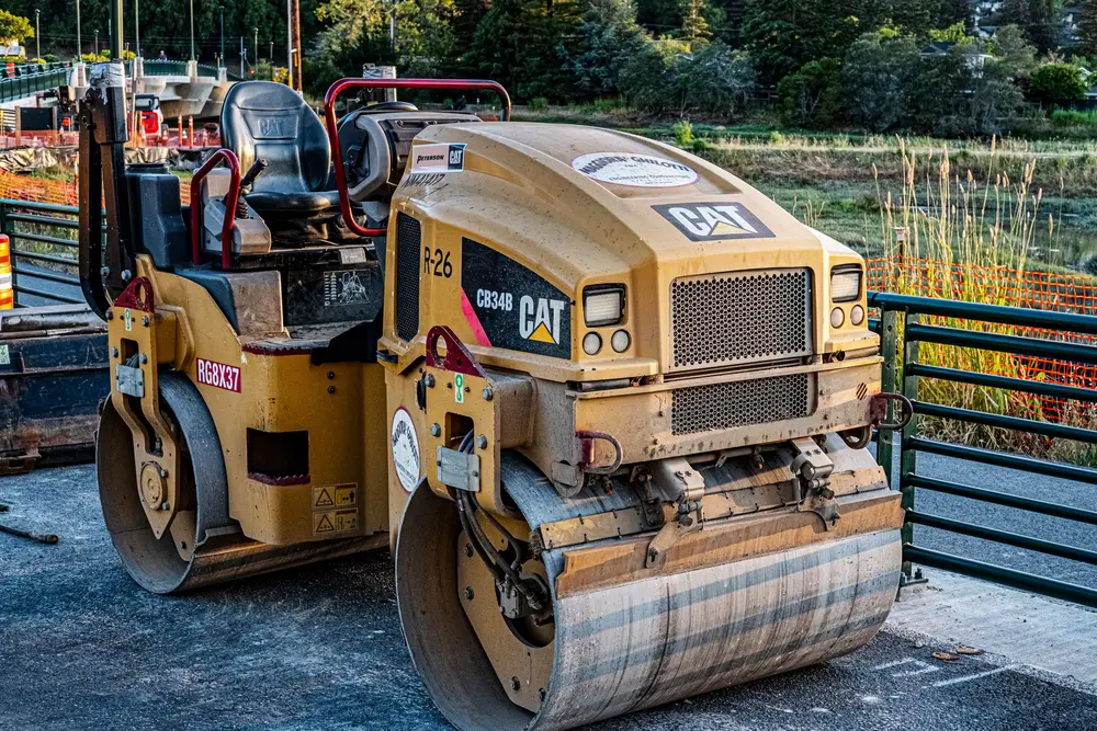 Rodillo compactador Caterpillar en una vía