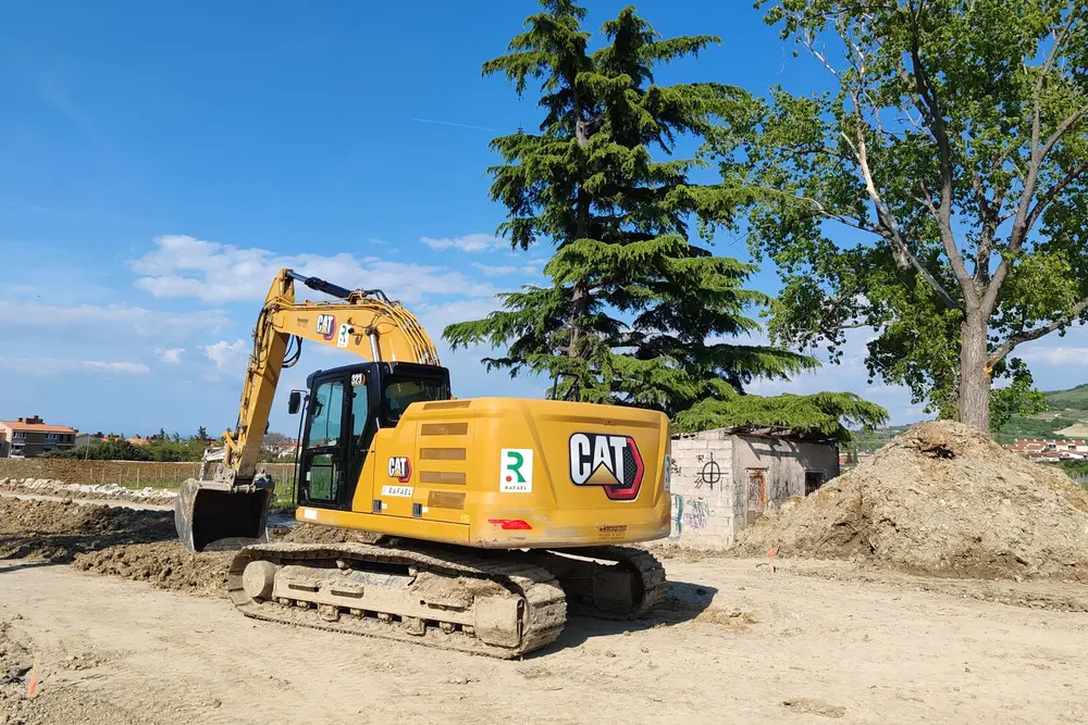 Excavadora Caterpillar trabajando en obra