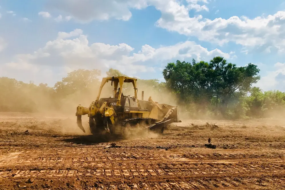 Tractor de oruga empujando material en un terreno